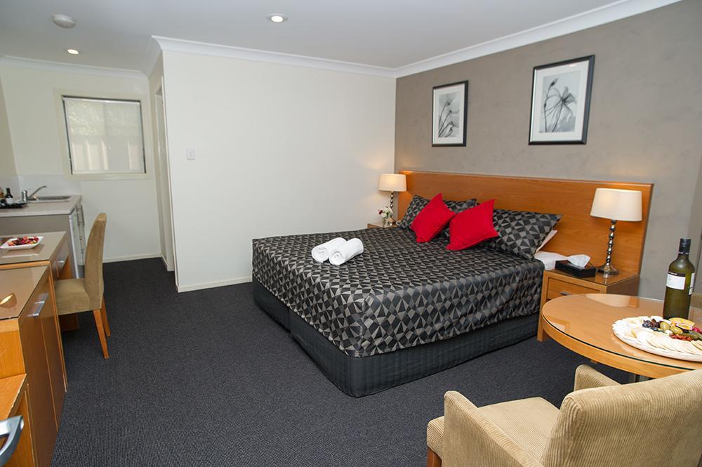 The Grapevine Motel Denman Экстерьер фото